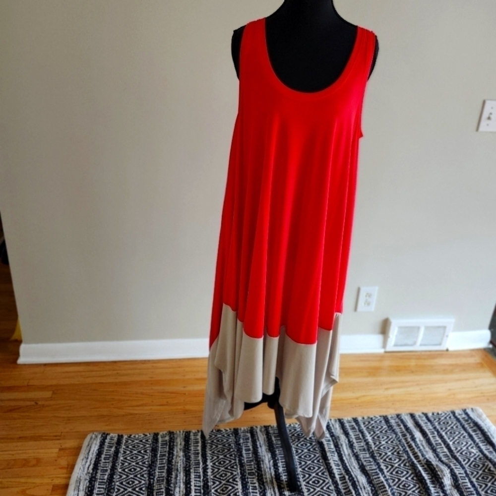 BCBG Gorgeous sleeveless dress Midcalf Handkerchief Design Hem